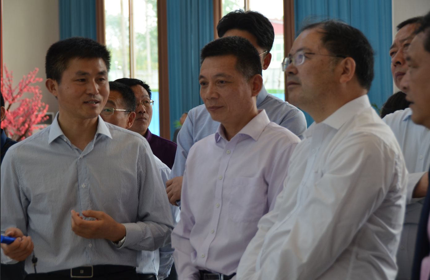 六安市政协副主席、市委秘书长黄应松一行赴丁集婚纱特色小镇调研指导工作