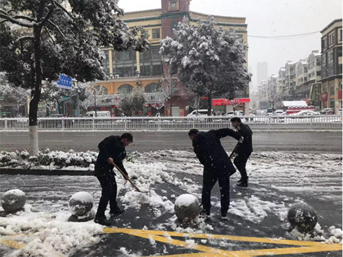 初雪是景，除雪是情 --大雪纷飞气温降，除雪暖意浓