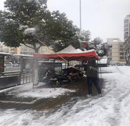 初雪是景,除雪是情 --大雪纷飞气温降,除雪暖意浓 (1).png